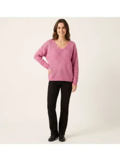 Pull rose à coupe ample pourvu d'un col arrondi et de manches longues