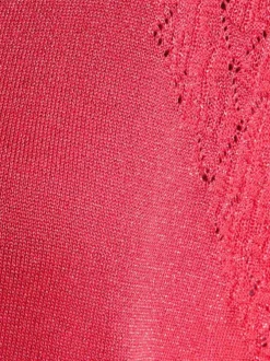 Pull rose à coupe droite pourvu d'un col v et de manches courtes