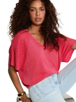 Pull rose à coupe droite pourvu d'un col v et de manches courtes