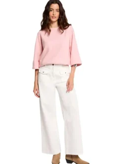 Pull rose à coupe évasée pourvu d'un col rond et de manches 3/4