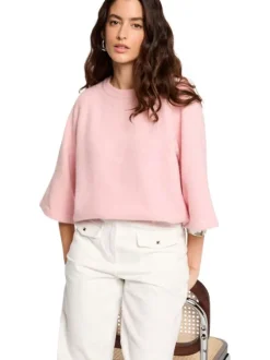 Pull rose à coupe évasée pourvu d'un col rond et de manches 3/4