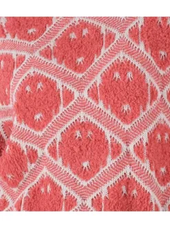 Pull rose et écrue en maille bouclée avec une coupe ample et un col rond
