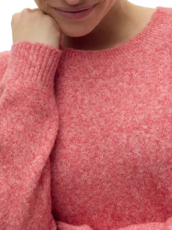 Pull rose moucheté avec un col rond côtelé et des manches longues