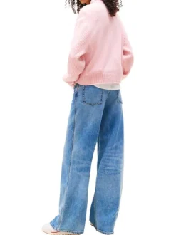 Pull rose uni avec une coupe droite à col rond et des manches longues