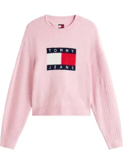 Pull rose uni avec une coupe droite à col rond et des manches longues