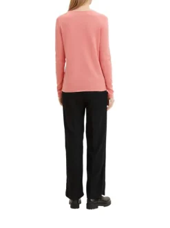 Pull rose uni coupe droite avec un col rond et un ourlet fin au col