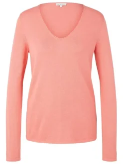 Pull rose uni coupe droite avec un col rond et un ourlet fin au col