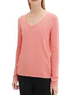 Pull rose uni coupe droite avec un col rond et un ourlet fin au col