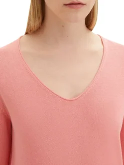 Pull rose uni coupe droite avec un col rond et un ourlet fin au col