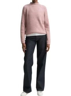 Pull rose uni côtelé avec un col rond et des manches longues