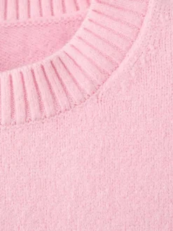 Pull rose uni en maille fine avec une coupe oversize et un col rond