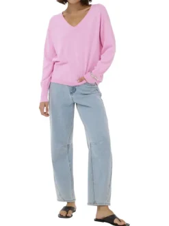 Pull rose uni pourvu d'une coupe droite et de manches longues