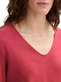 Pull rouge en maille fine uni avec une coupe près du corps et un col v arrondi