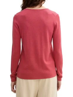 Pull rouge en maille fine uni avec une coupe près du corps et un col v arrondi