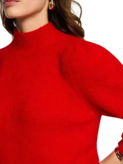 Pull rouge en maille tricotée pourvu d'un col montant et de manches longues