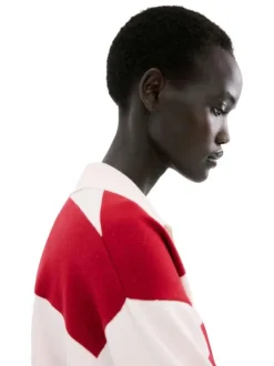 Pull rouge et blanc à rayures avec une coupe droite et un col à revers