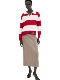 Pull rouge et blanc à rayures avec une coupe droite et un col à revers