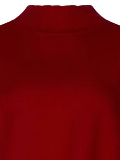 Pull rouge uni coupe ajustée avec un col roulé et des manches longues