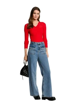Pull rouge uni droit à col v et à manches longues côtelé et strié