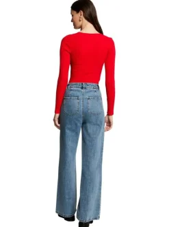 Pull rouge uni droit à col v et à manches longues côtelé et strié