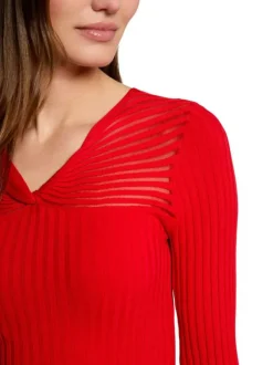 Pull rouge uni droit à col v et à manches longues côtelé et strié