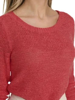 Pull rouge uni en maille avec une coupe ajustée et un col rond