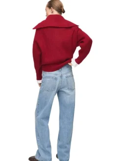 Pull rouge uni en maille côtelée avec une coupe ample et un col camionneur