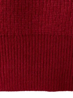 Pull rouge uni en maille côtelée avec une coupe ample et un col camionneur