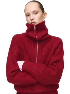Pull rouge uni en maille côtelée avec une coupe ample et un col camionneur