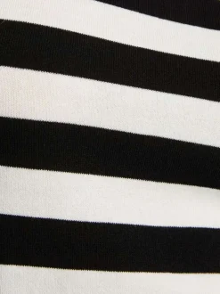 Pull sans manches noir rayé en maille à coupe droite et à col rond