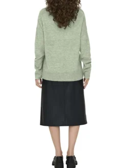 Pull vert d'eau uni avec une coupe droite et des manches longues