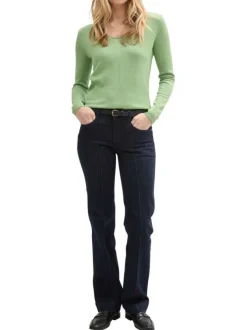 Pull vert en maille fine uni avec une coupe près du corps et un col v arrondi