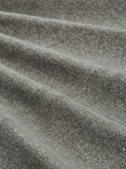 Pull vert uni avec des surpiqûres sur l’avant et des manches longues