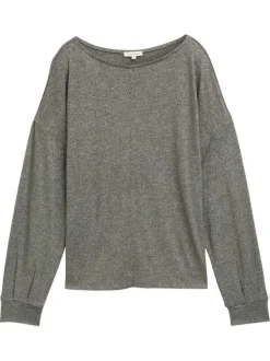 Pull vert uni avec des surpiqûres sur l’avant et des manches longues