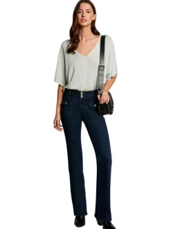 Pull vert uni avec une coupe ample, col v et à manches courtes et ajouré au dos