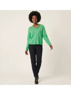 Pull vert uni avec une coupe droite et des manches longues