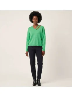 Pull vert uni avec une coupe droite et des manches longues