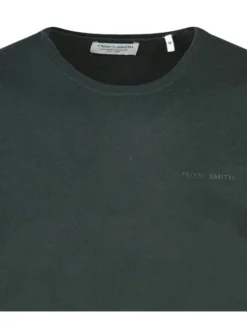 Pull vert uni avec une coupe droite et un col rond au nom de la marque