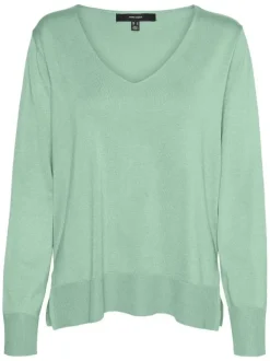 Pull vert uni avec une coupe droite un col v et des petites fentes sur les côtés