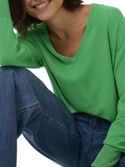 Pull vert uni pourvu d'une coupe droite et de manches longues