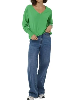 Pull vert uni pourvu d'une coupe droite et de manches longues