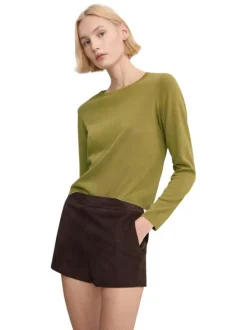 Pull vert uni pourvu d'une coupe droite et de manches longues