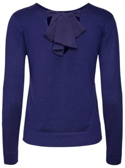 Pull violet uni avec une coupe droite un col rond et des manches longues