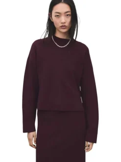 Pull violet uni en maille fine avec une coupe droite et un col rond