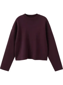 Pull violet uni en maille fine avec une coupe droite et un col rond