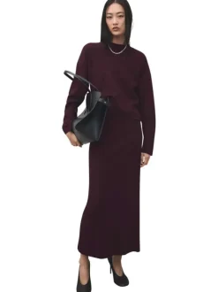 Pull violet uni en maille fine avec une coupe droite et un col rond