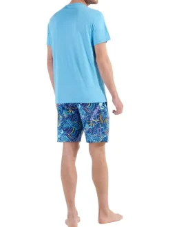 Pyjama court bleu imprimé avec une coupe fermée et des manches courtes