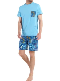 Pyjama court bleu imprimé avec une coupe fermée et des manches courtes