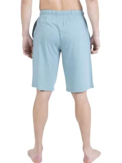 Pyjama court en coton bleu clair uni pourvu d'une coupe droite