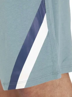 Pyjama court en coton bleu clair uni pourvu d'une coupe droite